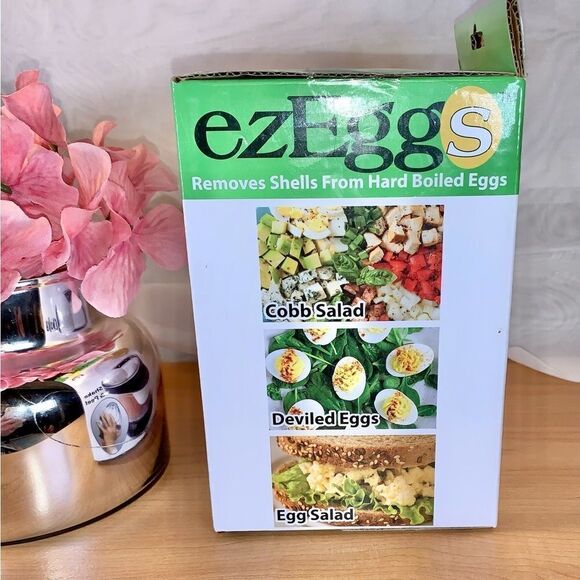 ezEggs - Hard Boiled Egg Peeler 3 Egg Peeler - As Seen On TV - Picture 3 of 4
